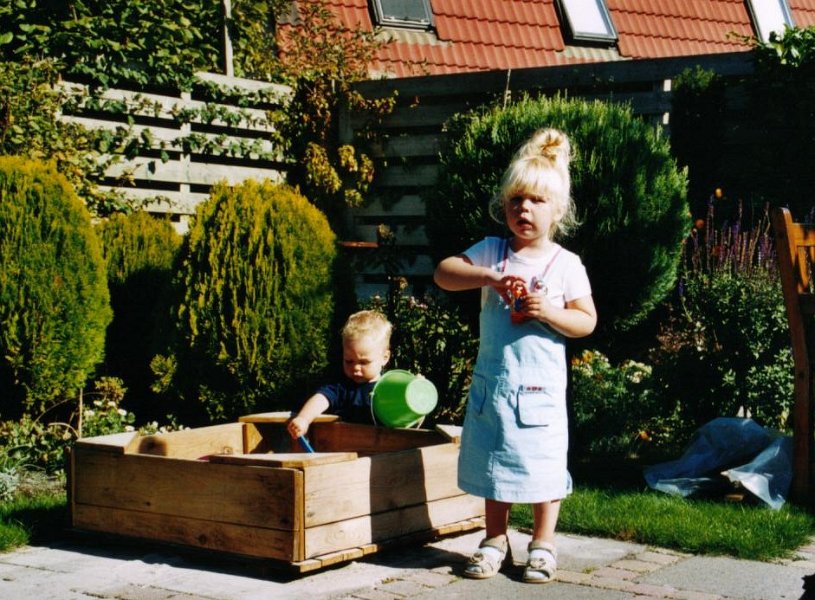 200309210134 zandbak juul en twan